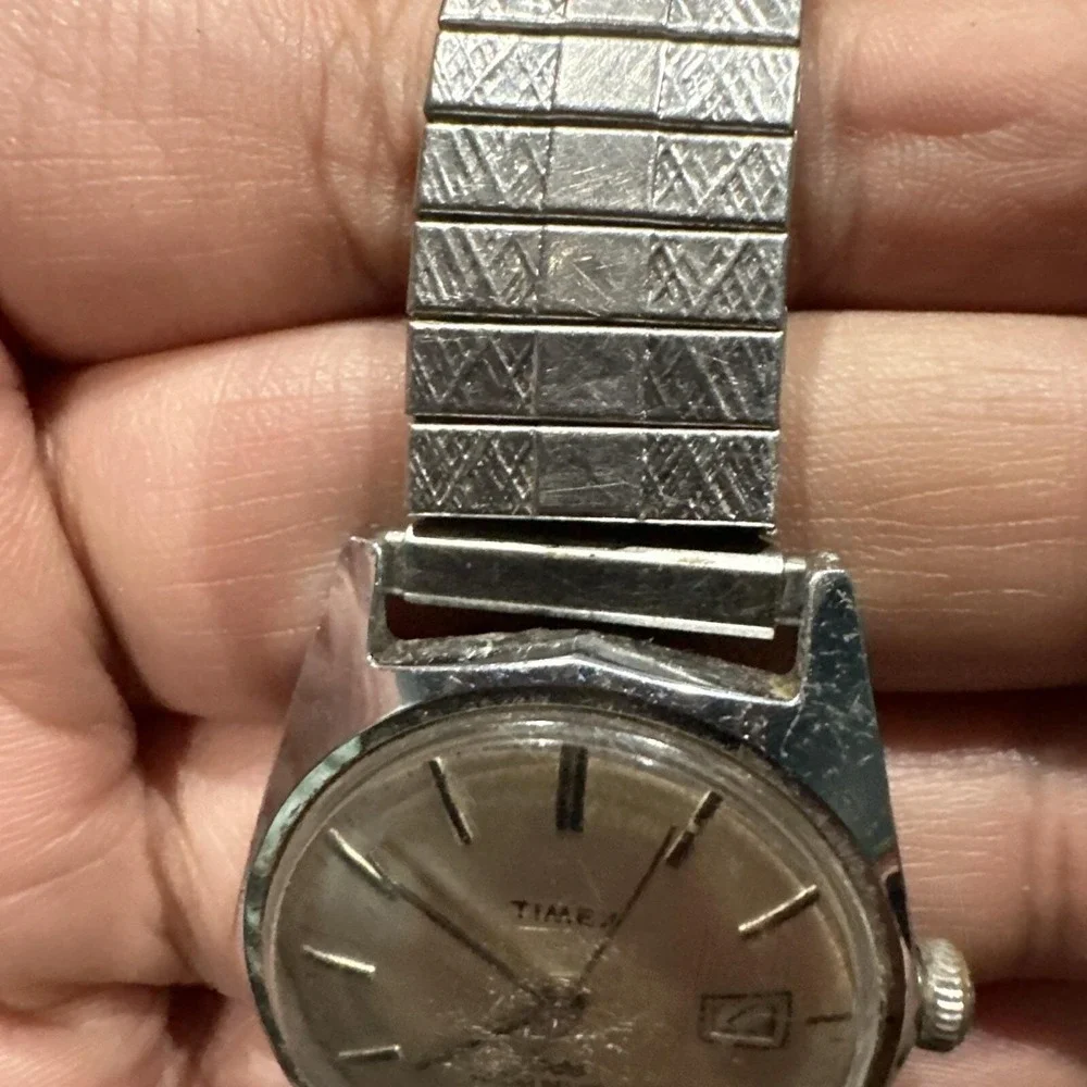 Running Vintage Timex‎ Mechanical Wristwatch Water Resistant Date Watch Silver